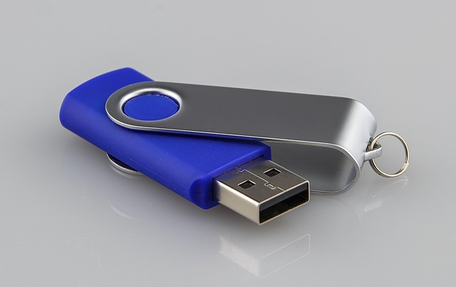 USB pro zavěšení na šňůrku